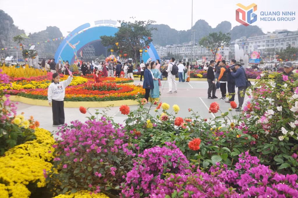 Du khách vui chơi, check in tại Đại lộ của hoa và công nghệ ánh sáng lần đầu tiên được tổ chức trong dịp Tết Nguyên đán vừa qua.