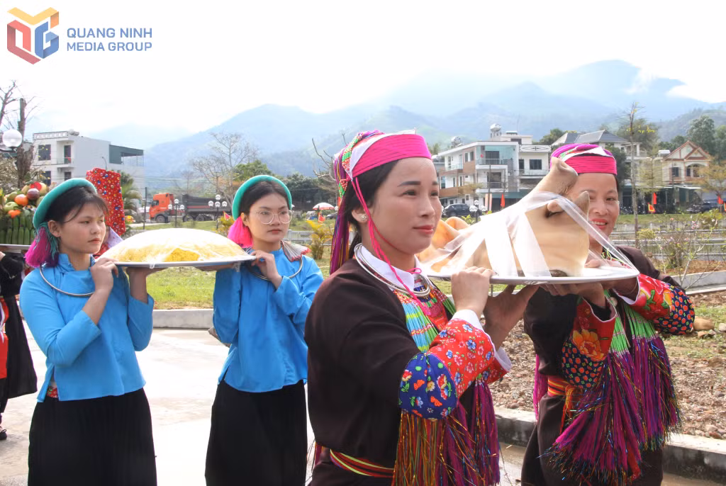 Các mâm lễ vật dâng lên Thành Hoàng làng được chị em chuẩn bị chu đáo.