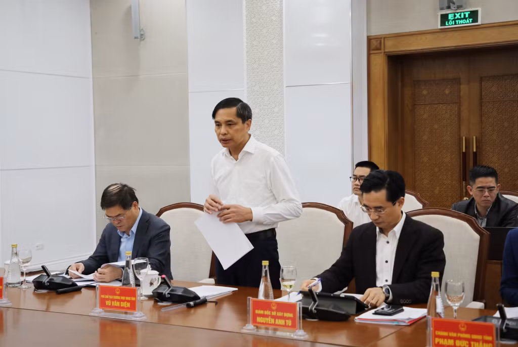 Đồng chí Vũ Văn Diện, Phó Chủ tịch Thường trực UBND tỉnh, báo cáo tại cuộc làm việc.