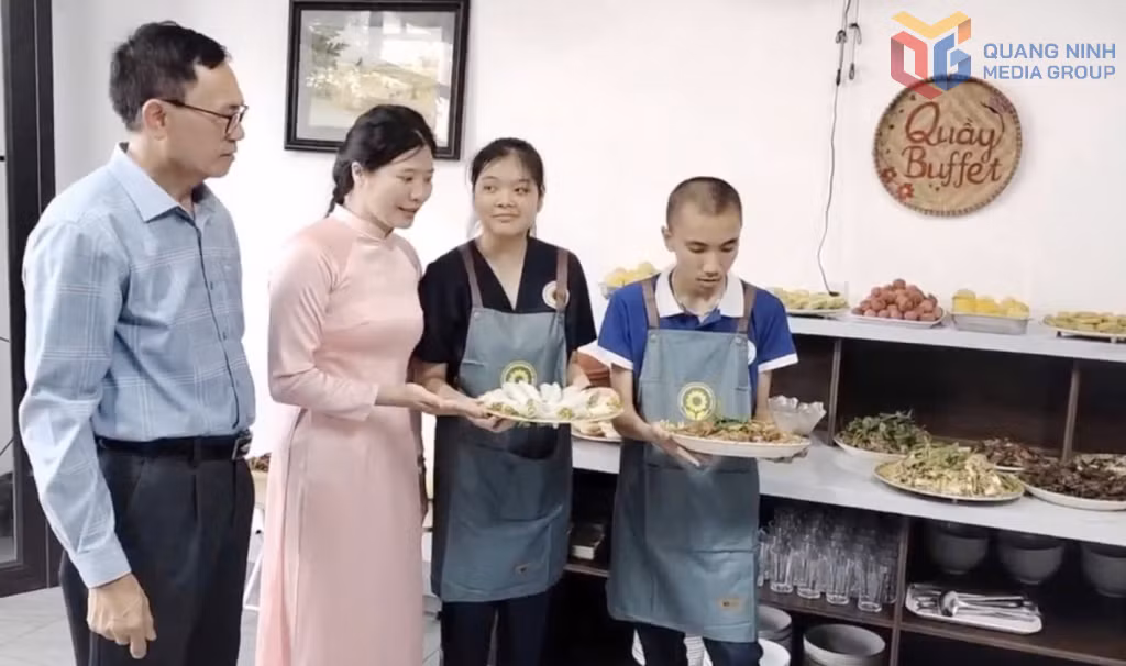 Sản phẩm chay của các em học sinh khuyết tật được hướng dẫn làm hoàn chỉnh tại Trung tâm Hỗ trợ phát triển giáo dục hòa nhập Hướng Dương (phường Mạo Khê).