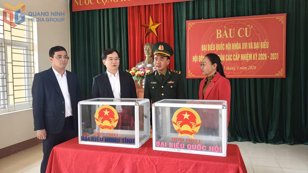 Đồng chí Phó Bí thư Tỉnh uỷ kiểm tra quy cách hòm phiếu tại điểm bỏ phiếu Đồn Biên phòng Cô Tô.