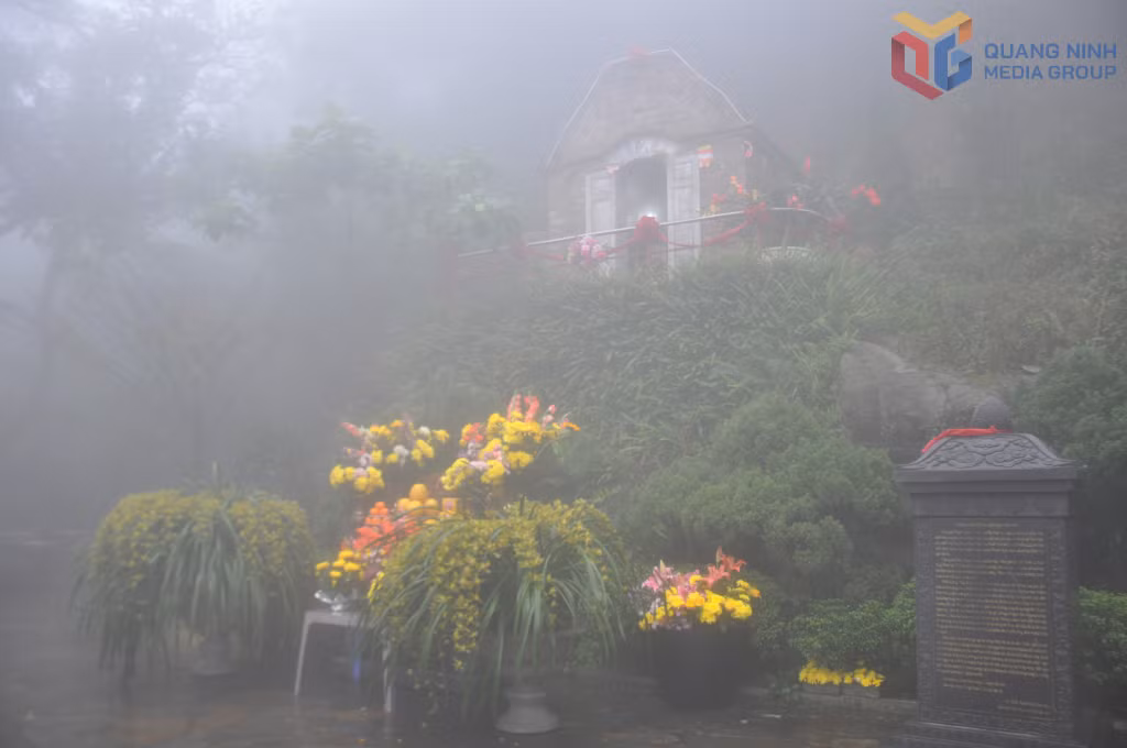 Nằm trên núi cao, am - chùa Ngọa Vân thuộc khu di tích nhà Trần vào mùa xuân thường chìm trong làn sương mờ ảo.