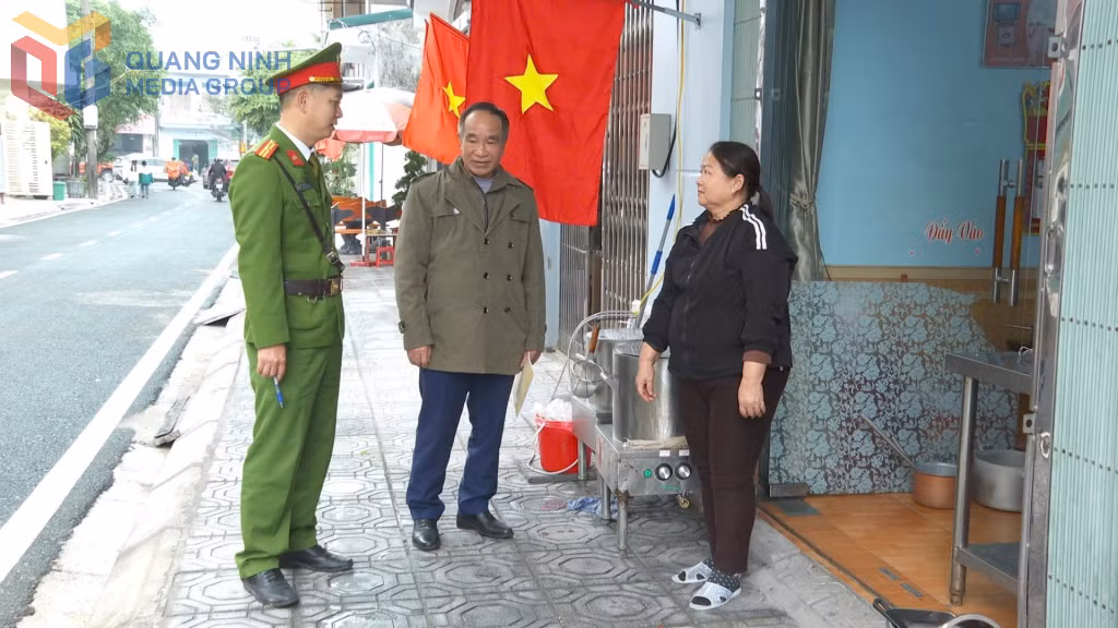 Công an xã Quảng Hà tuyên truyền pháp luật cho phụ huynh để giáo dục, nhắc nhở con em mình nghiêm túc chấp hành.