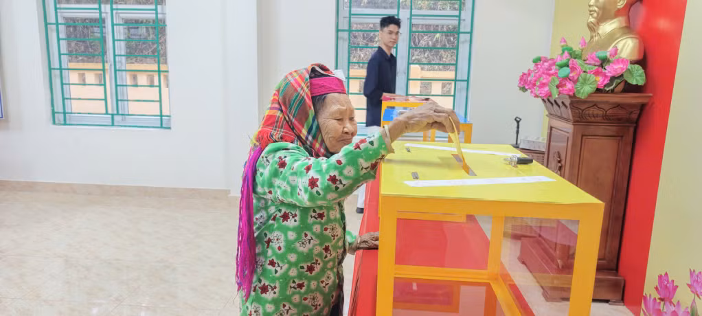 Nhiều cử tri cao tuổi đến bỏ phiếu từ rất sớm, thể hiện tinh thần trách nhiệm và niềm phấn khởi trong ngày bầu cử. Trong ảnh: Cử tri cao tuổi tới bỏ phiếu từ sớm tại khu vực bầu cử số 5, thôn Lục Phủ, xã Hải Sơn.