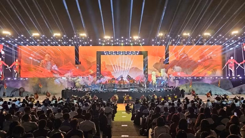 Lễ khai mạc năm Du lịch quốc gia 2026 được dàn dựng công phu, kết hợp âm nhạc với hiệu ứng ánh sáng hiện đại.