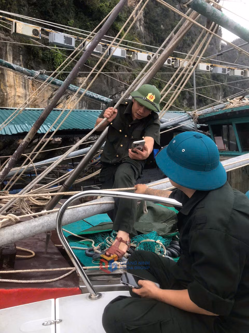 Lực lượng chức năng phường Hạ Long kiểm tra, kiểm soát và xử lý các hành vi tàu bè đỗ không đúng nơi quy định trên địa bàn.