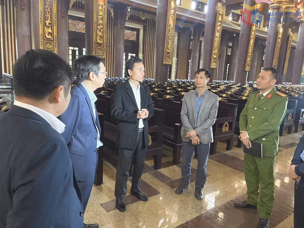 Cấp ủy, chính quyền phường Yên Tử cùng lực lượng chức năng phường trao đổi tình hình đảm bảo ANTT tại Khu di tích lịch sử và danh thắng Yên Tử.