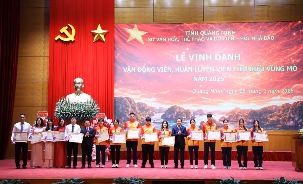 Đại diện Sở Văn hóa, Thể thao và Du lịch; Hội Nhà báo tỉnh Quảng Ninh tặng giấy khen và kỷ niệm chương cho các huấn luyện viên, vận động viên tiêu biểu Vùng mỏ 2025.