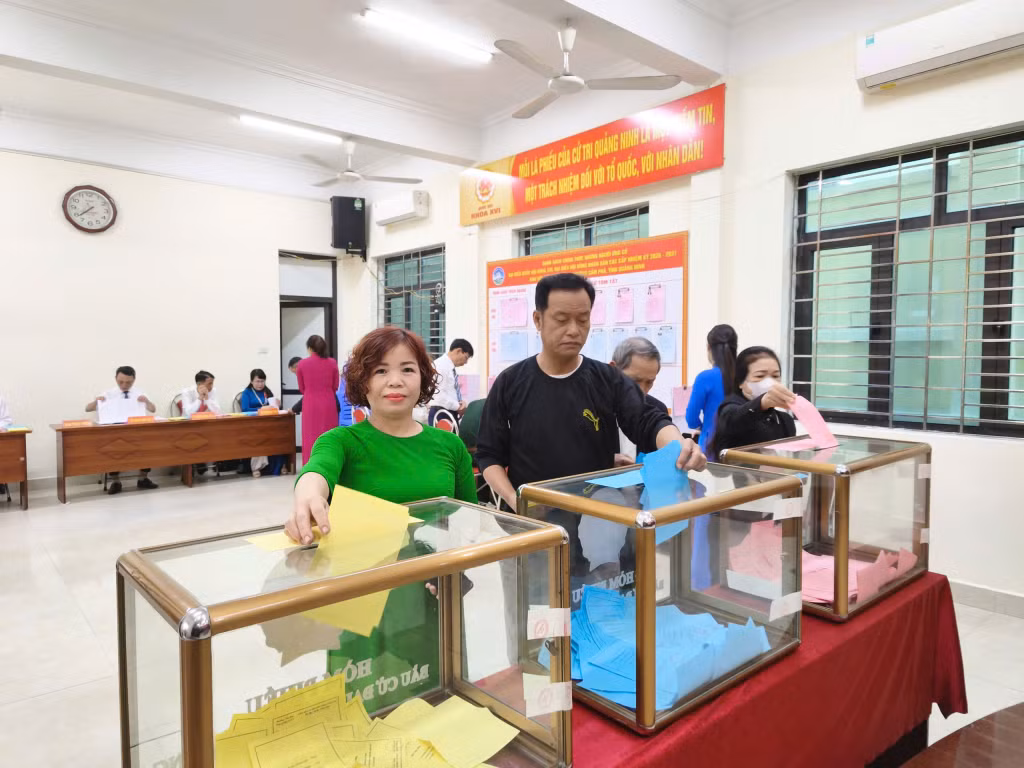 Cử tri bỏ phiếu tại khu vực bỏ phiếu số 3, phường Cẩm Phả.