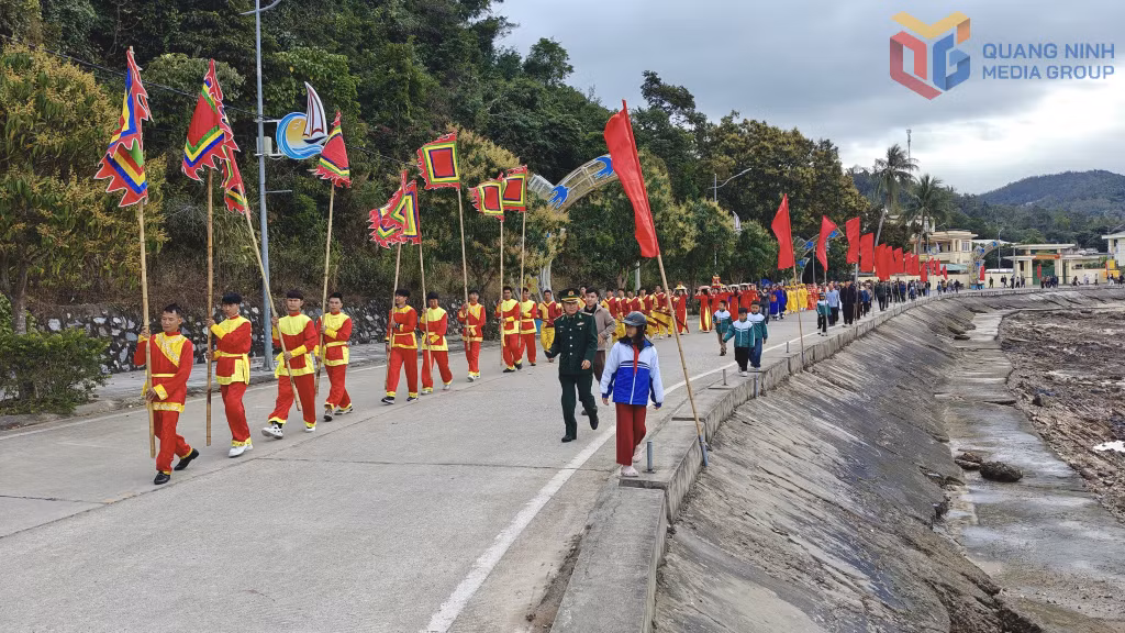 Sau khi hoàn thành lễ tế, đoàn lễ và cư dân đảo Thanh Lân - Cô Tô tổ chức đoàn rước từ miếu thờ thôn 2 ra Cảng Thanh Lân...