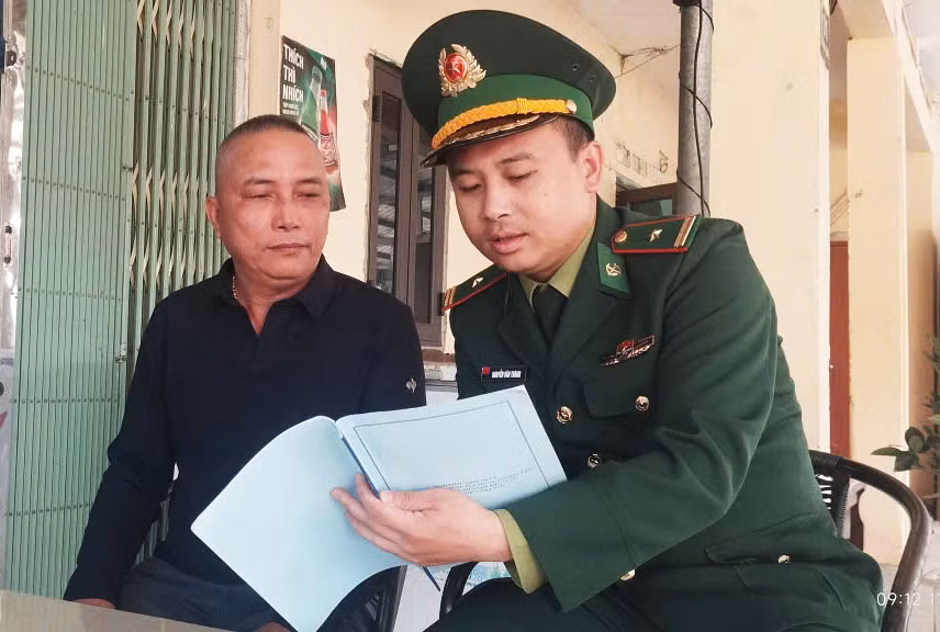 Thiếu tá Nguyễn Văn Thành xuống từng khu dân cư để tuyên truyền, phổ biến pháp luật cho người dân. Ảnh: NVCC