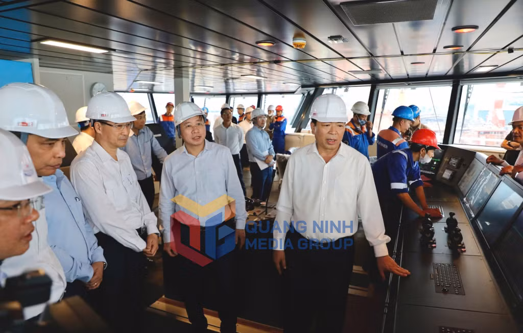 Các đồng chí trong Đoàn công tác tham quan thực tế bên trong tàu đang được đóng mới tại Nhà máy đóng tàu Hạ Long.