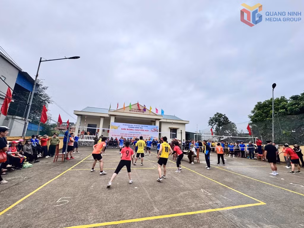 Người dân tham gia giải bóng chuyền hơi tại Nhà văn hoá khu phố Biểu Nghi, phường Đông Mai để chào mừng cuộc bầu cử Đại biểu Quốc hội khoá XVI và HĐND các cấp nhiệm kỳ 2026- 2031.