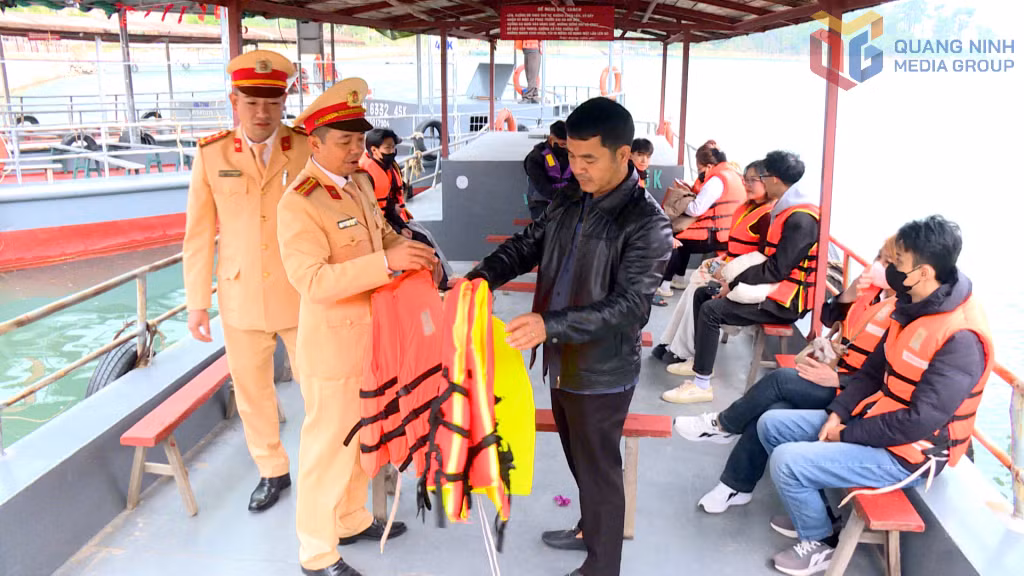 Lực lượng chức năng kiểm tra trang bị áo phao và các điều kiện an toàn trên phương tiện chở khách tại khu vực chùa Lôi Âm, phường Tuần Châu.
