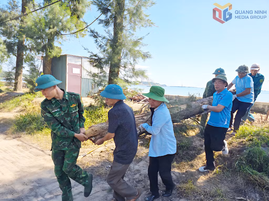 CBCS Đồn Biên phòng Cô Tô tham gia dọn vệ sinh môi trường trên địa bàn.