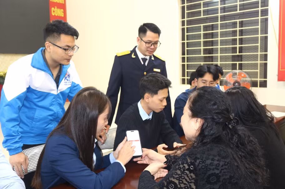 Thuế cơ sở 2 tỉnh Quảng Ninh phối hợp với Ngân hàng Bản Việt (BVBANK Móng Cái ), BIDV, VIETINBANK, VIETCOMBANK Móng Cái và Đoàn Thanh niên phường Móng Cái 1 hỗ trợ hướng dẫn cài đặt, sử dụng eTaxmobile cho nhân dân 
