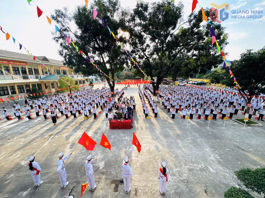 Công an phường Móng Cái 2 phối hợp tuyên truyền pháp luật, ATGT tại Trường THCS Móng Cái 2 (Ảnh: Trường THCS Móng Cái 2).
