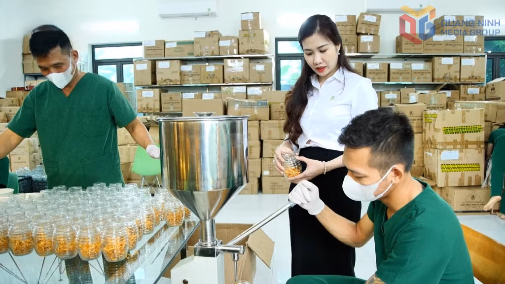 Chị Nguyễn Thị Mai Phương, Phó Giám đốc Công ty TNHH Sản xuất và thương mại Phương Thùy (phường Uông Bí) kiểm tra quy trình sản xuất mật ong đông trùng hạ thảo tại Công ty. Ảnh: Đào Linh