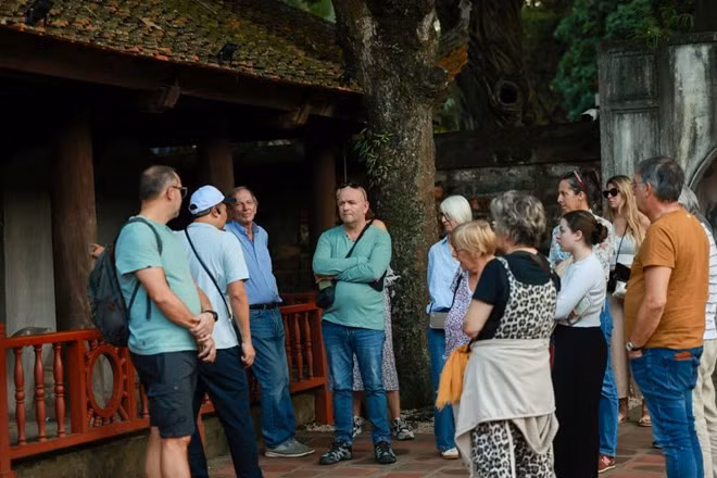 Một đoàn khách quốc tế tham quan Văn Miếu - Quốc Tử Giám tại Hà Nội. Ảnh: Hải Nguyễn