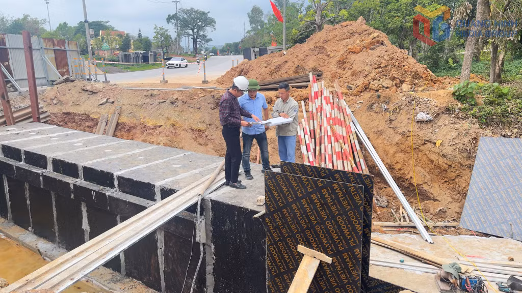 Quốc lộ 18 đoạn km 242+480, thuộc địa phận phường Móng Cái 3 đang được xây dựng hệ thống cống thoát nước khẩu độ lớn.