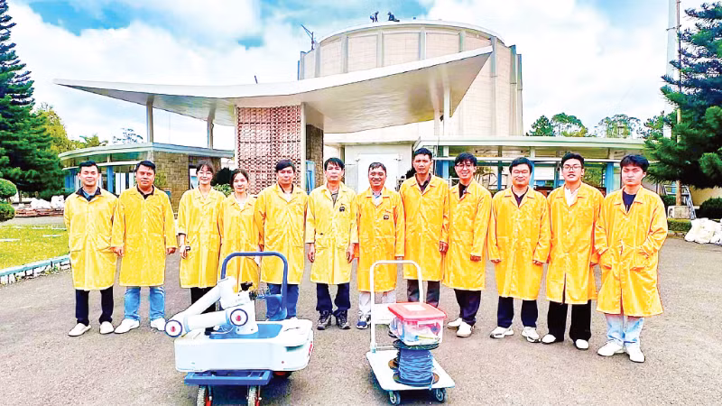 Thử nghiệm robot tại lò Hạt nhân Đà Lạt. (Ảnh TIẾN HIẾU)