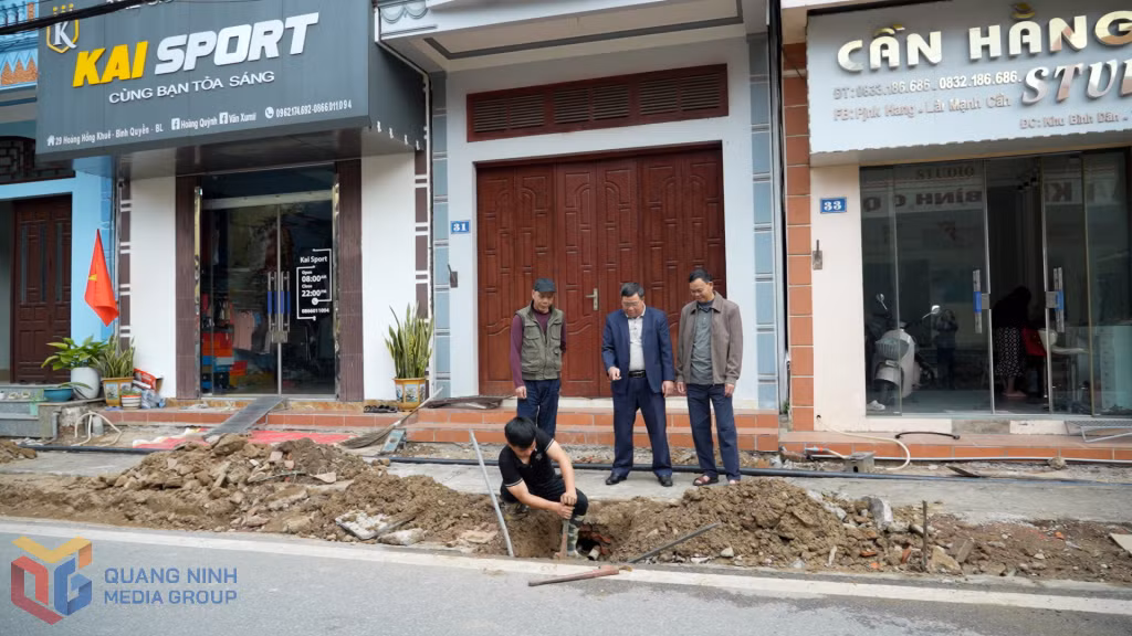 Ban Công tác Mặt trận thôn Bình Quyền (xã Bình Liêu) thực hiện giám sát dự án cải tạo, nâng cấp tuyến đường trục thôn.