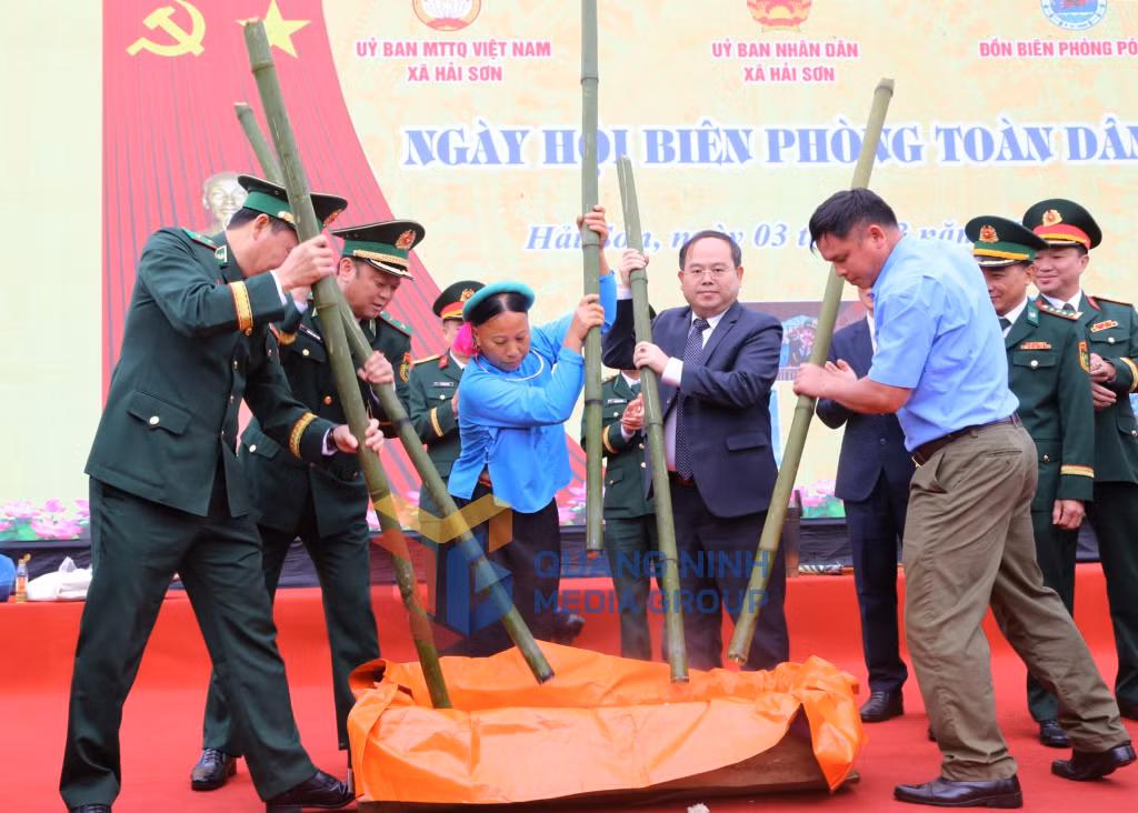 Các đại biểu tham gia hoạt động văn hóa, trò chơi truyền thống cùng cán bộ chiến sĩ và nhân dân tại ngày hội (3-2026). Ảnh: Nguyễn Thanh