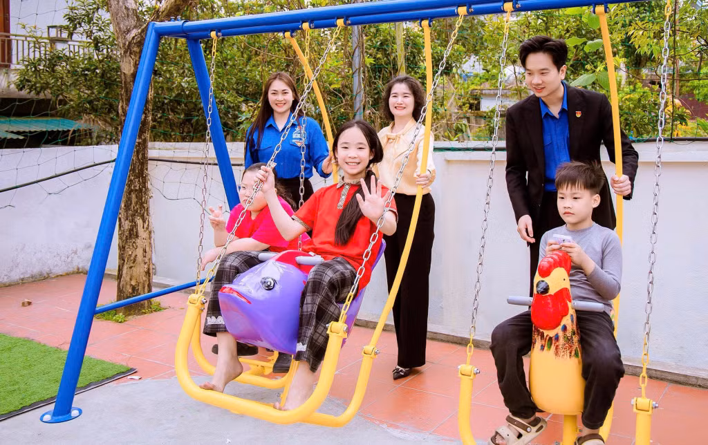 Cán bộ, nhân dân khu phố 9 tham quan, vui chơi trong khuôn viên công trình
