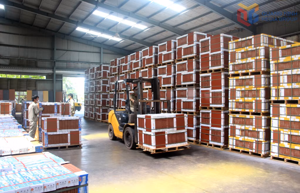 Sản xuất sản phẩm gạch ngói tại Công ty CP Gốm Đất Việt. Ảnh: Mạnh Trường