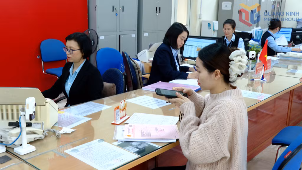 Cán bộ Trung tâm Phục vụ hành chính công phường Đông Triều hướng dẫn người dân thực hiện thủ tục hành chính trên môi trường điện tử.