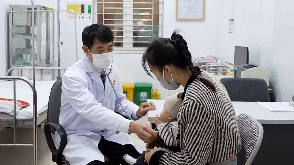 Bác sĩ Hoàng Văn Minh - Phó Giám đốc Trạm Y tế phường Móng Cái 2 kiểm tra sức khoẻ cho trẻ tại trạm.
