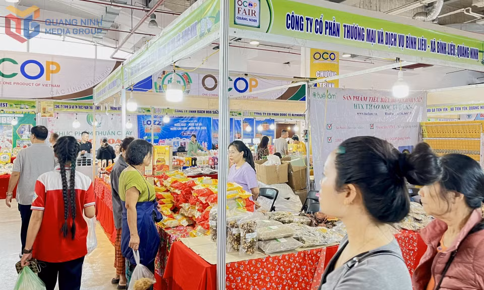 Người dân xem các sản phẩm ocop của Công ty Cổ phần thương mại và dịch vụ Bình Liêu (Xã Bình Liêu) tại Hội chợ OCOP Quảng Ninh-Thu Đông 2025.