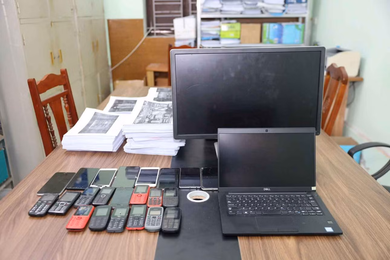 Thu giữ nhiều điện thoại di động thông minh của nhóm đối tượng. Ảnh: Công an tỉnh Hưng Yên