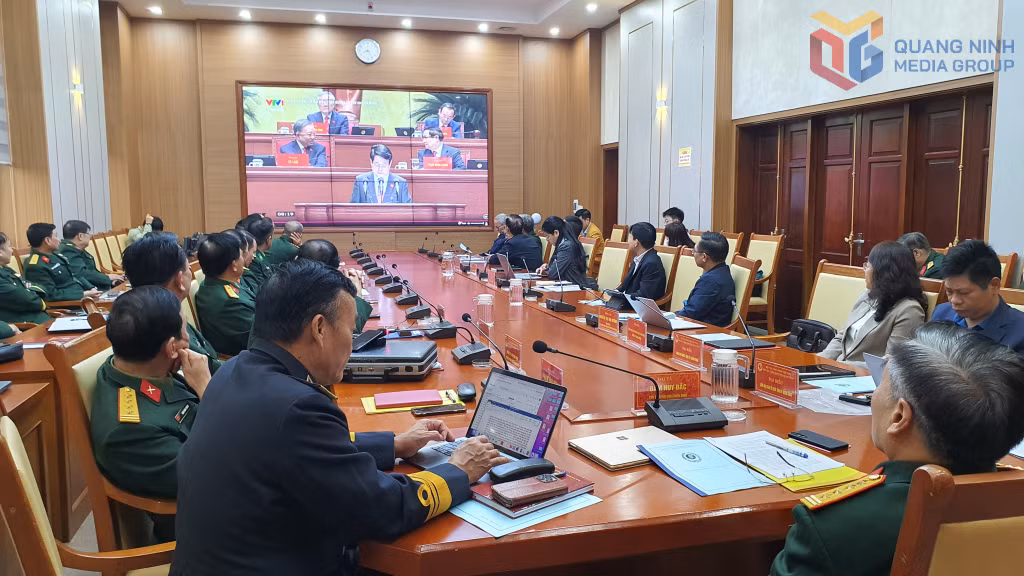 Trước khi diễn ra hội nghị, các đại biểu theo dõi truyền hình trực tuyến Lễ Khai mạc Đại hội đại biểu toàn quốc lần thứ XIV của Đảng.