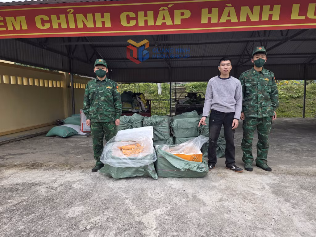 Phạm Văn Hiền cùng tang vật là 450 kg trứng gà non đông lạnh tại Đồn BP Pò Hèn