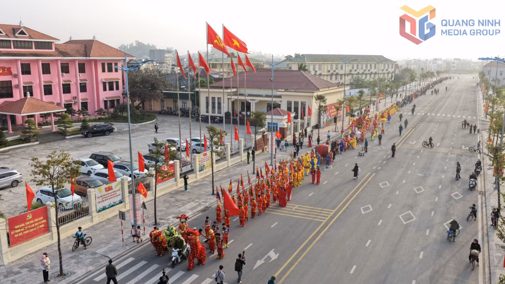 Đoàn rước kiệu đi qua khu vực trụ sở HĐND - UBND Phường Hoành Bồ.