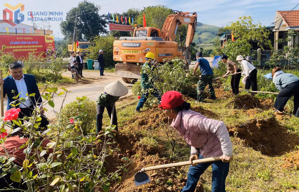 Bà con nhân dân xã Kỳ Thượng trồng hoa, tạo cảnh quan xanh tươi đón Tết. Ảnh: Phạm Học
