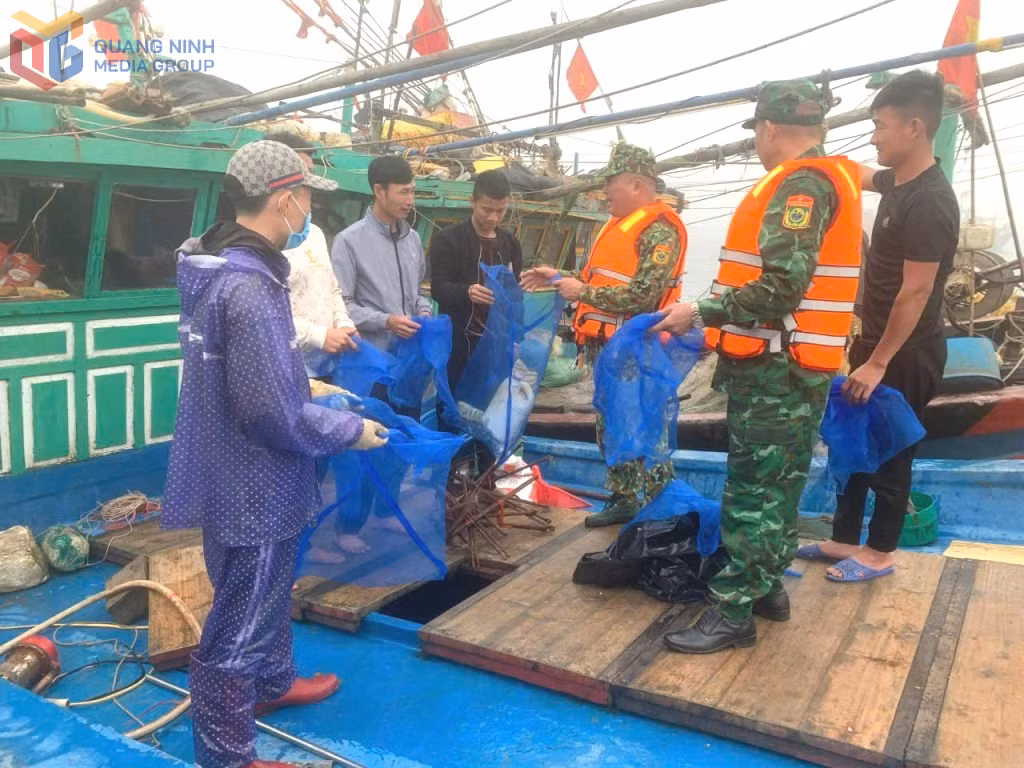 Cán bộ Hải đội Biên phòng 2 tuyên truyền pháp luật cho ngư dân.