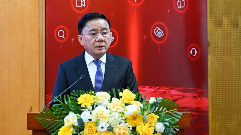 Thường trực Ban Bí thư Trần Cẩm Tú ký ban hành Chỉ thị số 57-CT/TW. (Ảnh: DUY LINH)