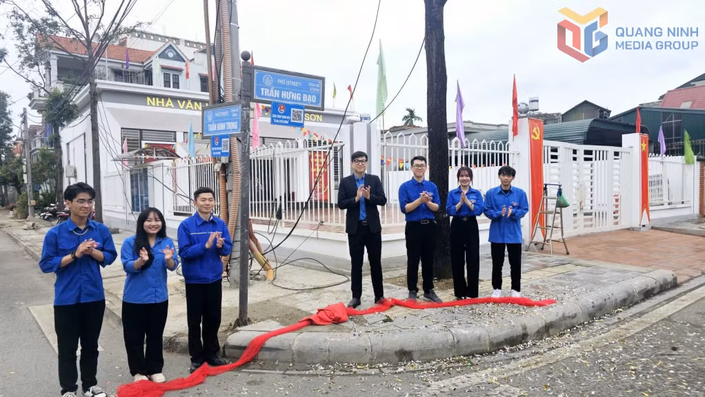Lê Xuân Quyết (thứ 2 từ trái sang) bên công trình gắn mã QR tra cứu thông tin được gắn trên các tuyến đường trên địa bàn phường.