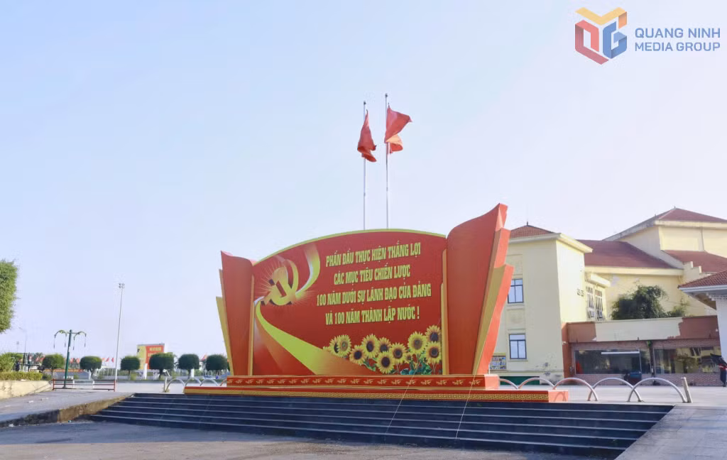 Các pano cổ động cỡ lớn được dựng tại các địa điểm trung tâm của khu vực Móng Cái, tạo khí thế thi đua sôi nổi trong khắp các tầng lớp nhân dân, hướng về sự kiện trọng đại. Ảnh: Hoàng Hằng (CTV)