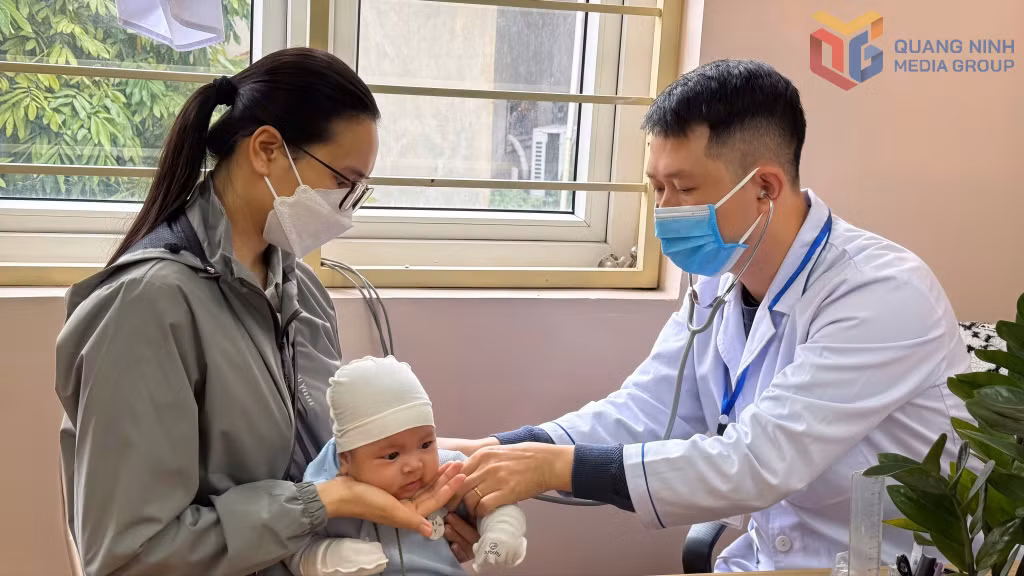 Trạm Y tế phường Bãi Cháy khám sức khỏe cho trẻ em trước khi tiêm chủng.