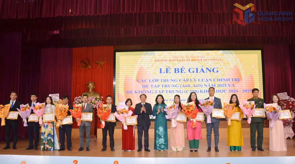 Đồng chí Nguyễn Mạnh Tuấn, Phó Trưởng Ban Tổ chức Tỉnh ủy và đồng chí Phạm Thùy Dương, Hiệu trưởng Trường Đào tạo cán bộ Nguyễn Văn Cừ, trao giấy khen cho các học viên đạt thành tích tốt trong học tập và rèn luyện.