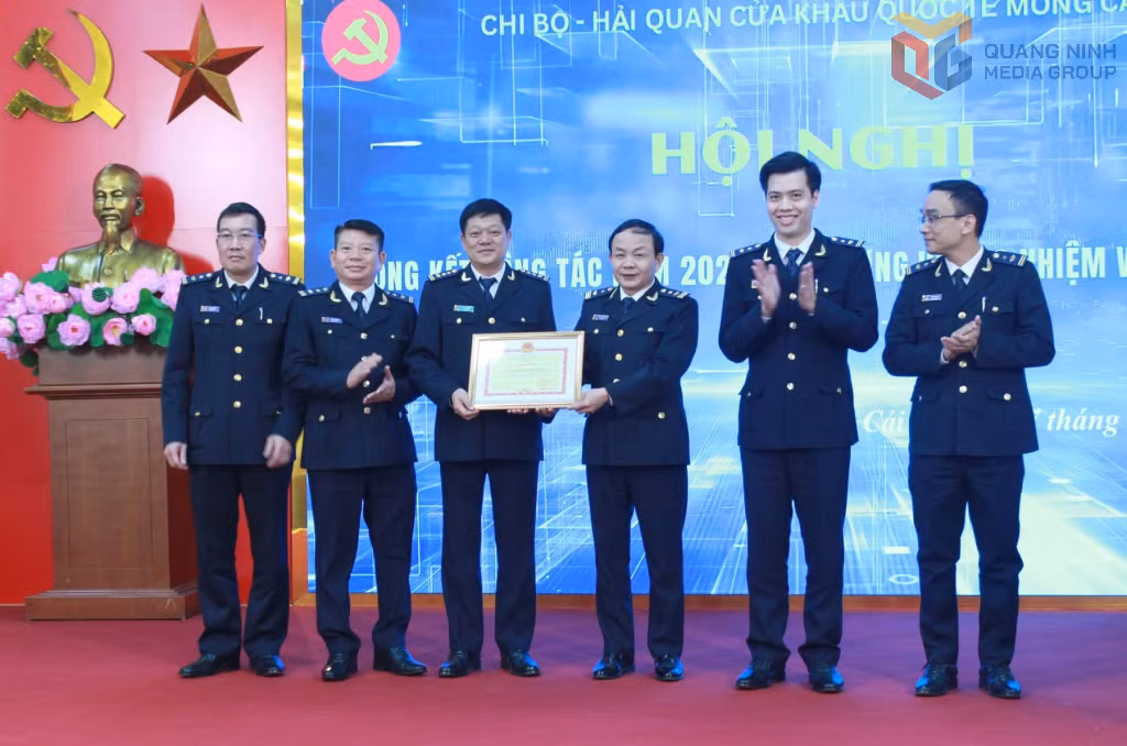 Hải quan cửa khẩu quốc tế Móng Cái nhận Bằng khen của Bộ Tài Chính do có thành tích xuất sắc