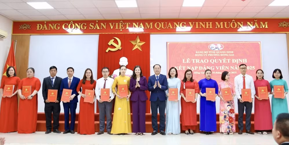 Đảng ủy phường Hồng Gai tổ chức trao quyết định kết nạp cho 26 đảng viên mới (tháng 11/2025).