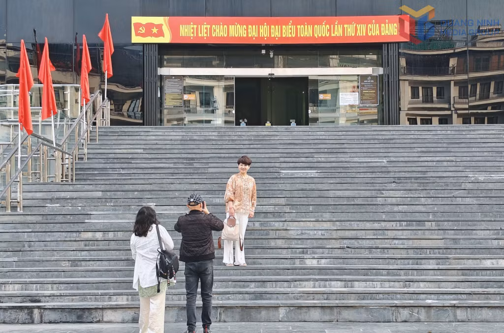 Nhiều người dân, du khách đã lựa chọn thời điểm này để lưu lại kỷ niệm với sự kiện chính trị trọng đại của đất nước.