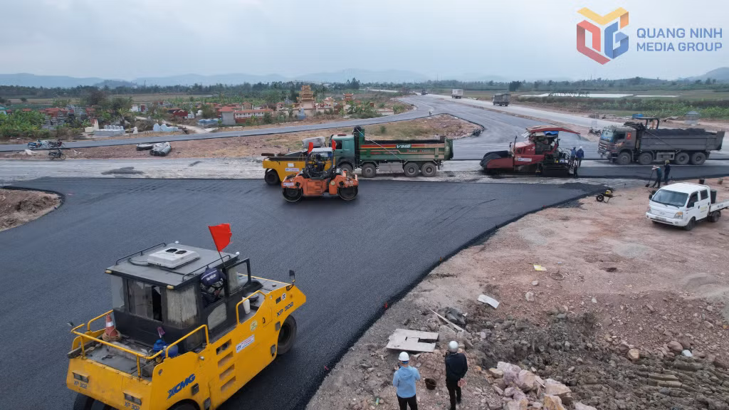 Đơn vị nhà thầu tăng tốc thi công nút giao đường ven sông với đường dẫn cầu Triều