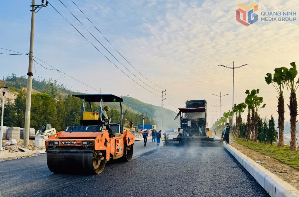 Nhà thầu thi công thảm asphalt tuyến đường kết nối cầu Vân Đồn 3 đến khu tái định cư Đoàn Kết (đặc khu Vân Đồn). Ảnh: Mạnh Trường