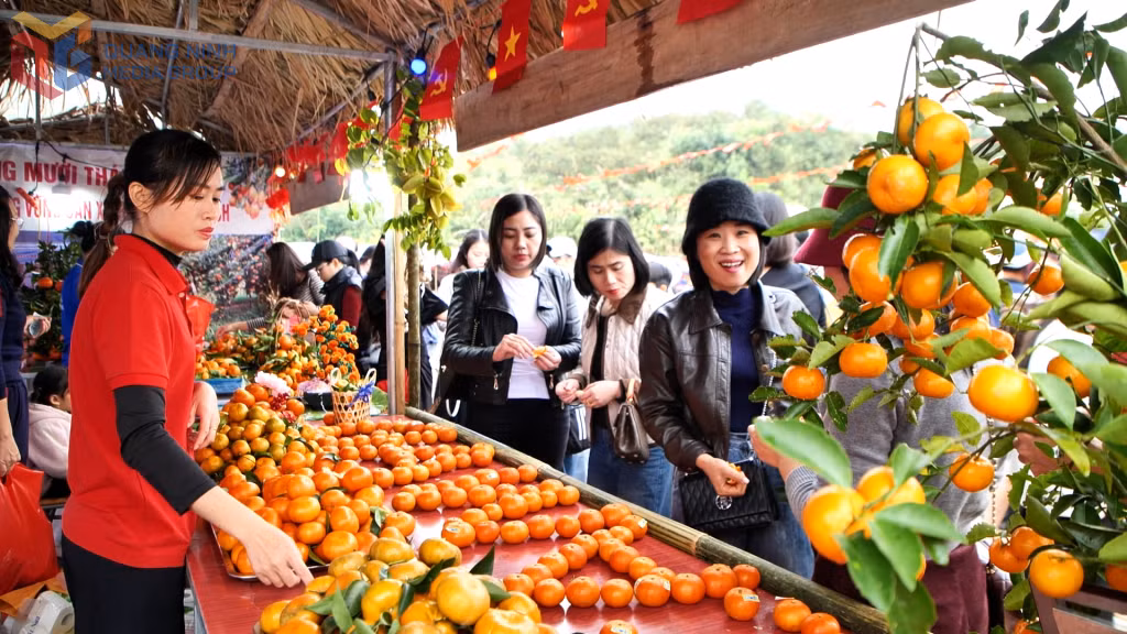 Du khách tham quan, mua cam tại khu “Chợ quê” trong Lễ hội cam Vân Đồn.