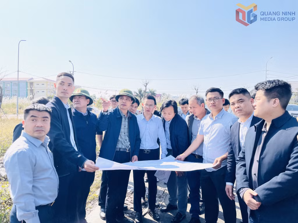 Đồng chí Vũ Văn Diện, Phó Chủ tịch Thường trực UBND tỉnh và Tổ công tác trực tiếp đi kiểm tra thực địa tại Dự án.